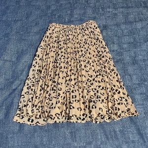 Pleated leopard print skirt